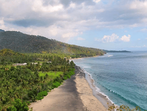 Pantai-Senggigi-Salah-satu-tempat-wisata-utama-di-Lombok-Barat
